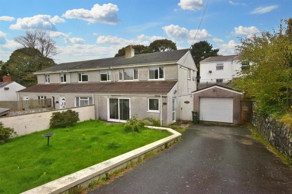 Lot: 53 - END-TERRACE HOUSE FOR IMPROVEMENT - External front view of property including garage, driveway and front garden